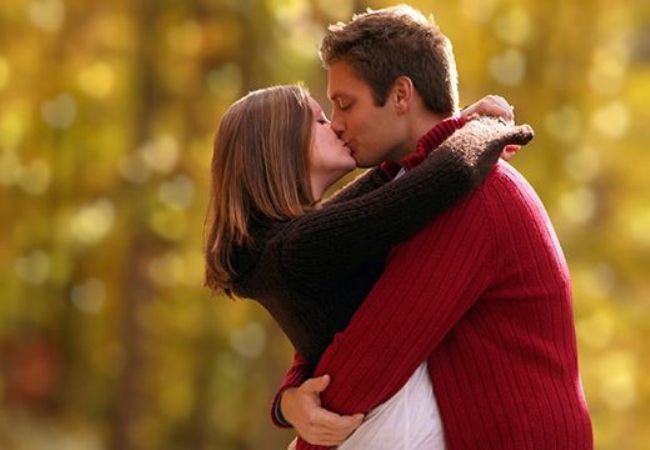 Φιλί: Γιατί οι ερωτευμένοι φιλιούνται με την γλώσσα;