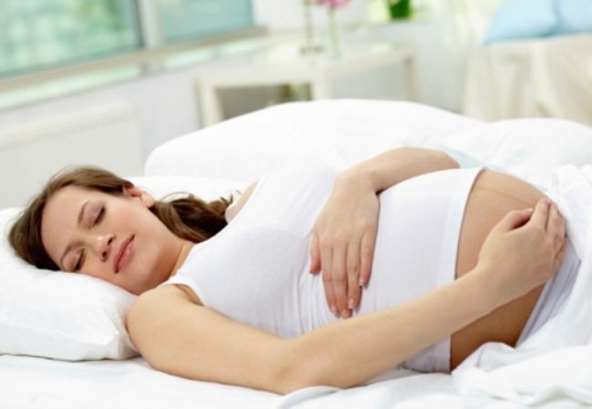 Εγκυμοσύνη: Αυτή η στάση ύπνου μειώνει τον κίνδυνο θνησιγένειας