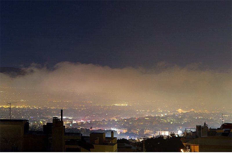 Κόκκινο χτύπησε η αιθαλομίχλη στην Αττική