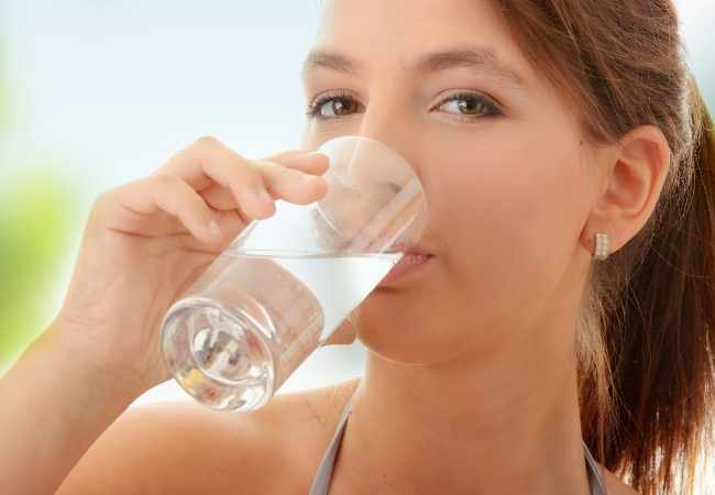 Νερό: 3 σημάδια πως πρέπει να πίνουμε περισσότερο