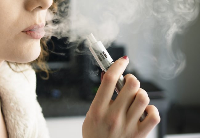Ηλεκτρονικό τσιγάρο: Οι χρήστες του είναι πιο ευάλωτοι στην πνευμονία