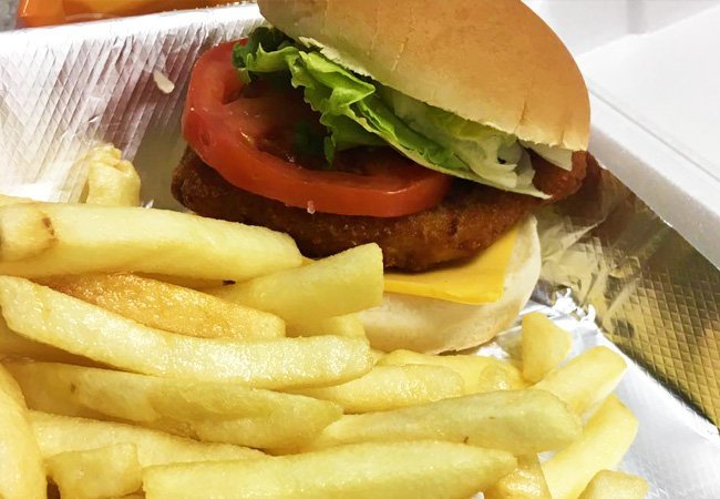 Fast food: Ακόμα και η συσκευασία τους βλάπτει την υγεία μας