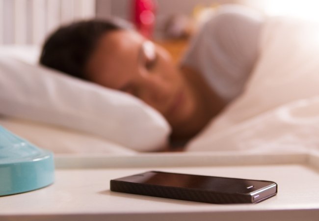 Smartphones: 1 στους 2 Έλληνες κοιμάται με το κινητό αγκαλιά