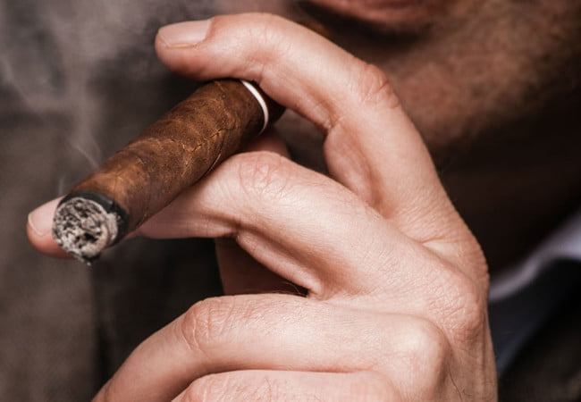 Πούρα: Αυξάνουν τον κίνδυνο για καρκίνο και πρόωρο θάνατο