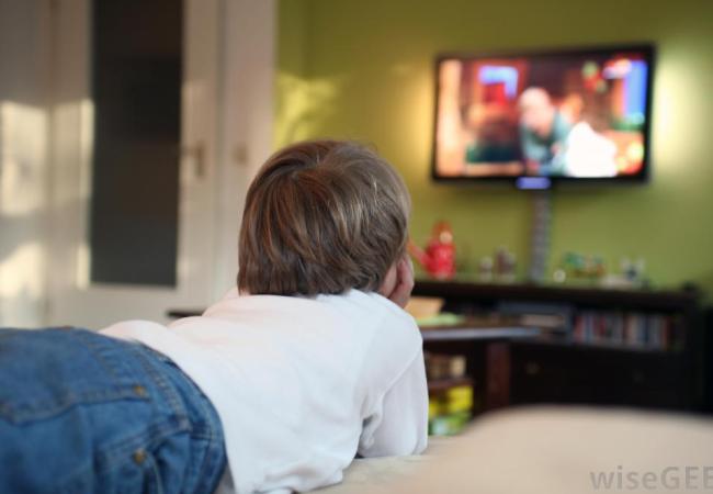 Τα παιδιά που βλέπουν πολλή τηλεόραση τρώνε πιο ανθυγιεινά στην εφηβεία