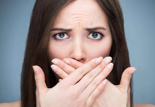 Κακοσμία του στόματος: Αυτά είναι τα τρόφιμα που την προκαλούν