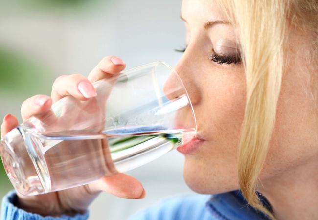 Νερό: Τι γίνεται αν πιούμε με άδειο στομάχι