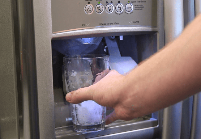 Παγάκια: Γιατί είναι επικίνδυνα αυτά που βγαίνουν από το ψυγείο