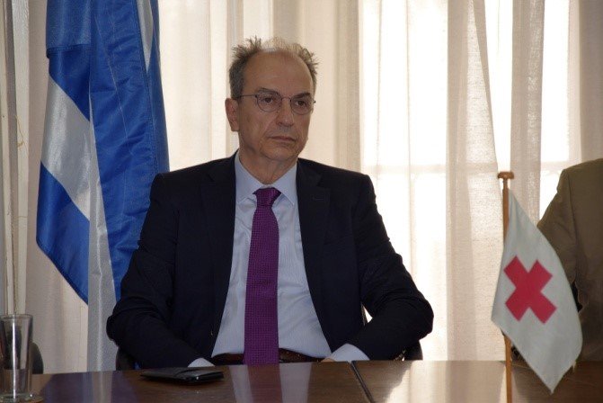 Μόνος, όπως άλλοτε ο Ανδρέας Μαρτίνης, προσήλθε στο υπουργείο Υγείας ο νέος πρόεδρος του Ελληνικού Ερυθρού Σταυρού…