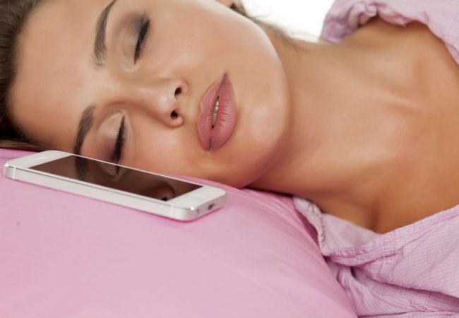 Smartphones: Βλάπτουν σοβαρά τον ύπνο μας