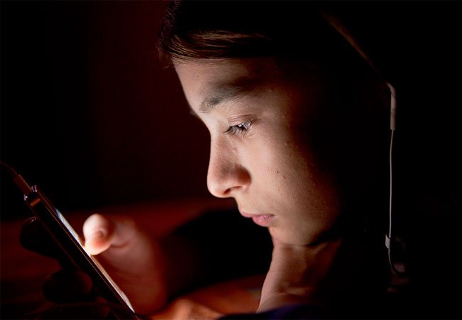 Έφηβοι: Φλερτάρουν στο Διαδίκτυο αντί να κάνουν σεξ