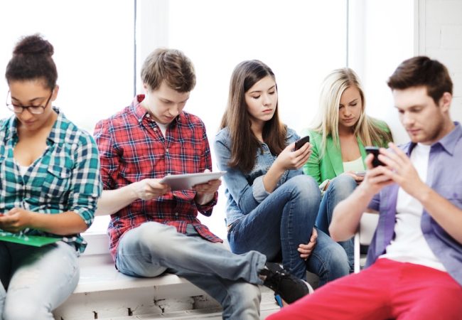 Social Media: Οι έφηβοι που είναι εθισμένοι κινδυνεύουν από υπερκινητικότητα και αδυναμία συγκέντρωσης