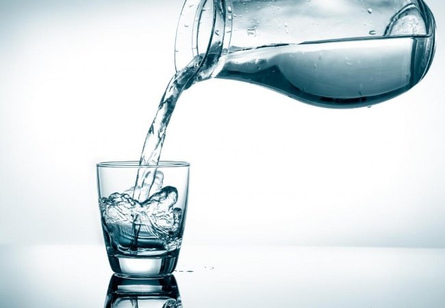 Νερό: Τι θα γίνει στο σώμα μας αν πιούμε πολύ