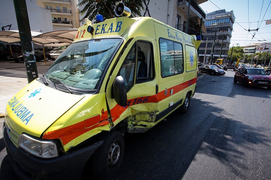 Ι.Χ. αυτοκίνητο “εμβόλισε” ασθενοφόρο του ΕΚΑΒ στο κέντρο της Αθήνας, την Τετάρτη… (ΦΩΤΟ)