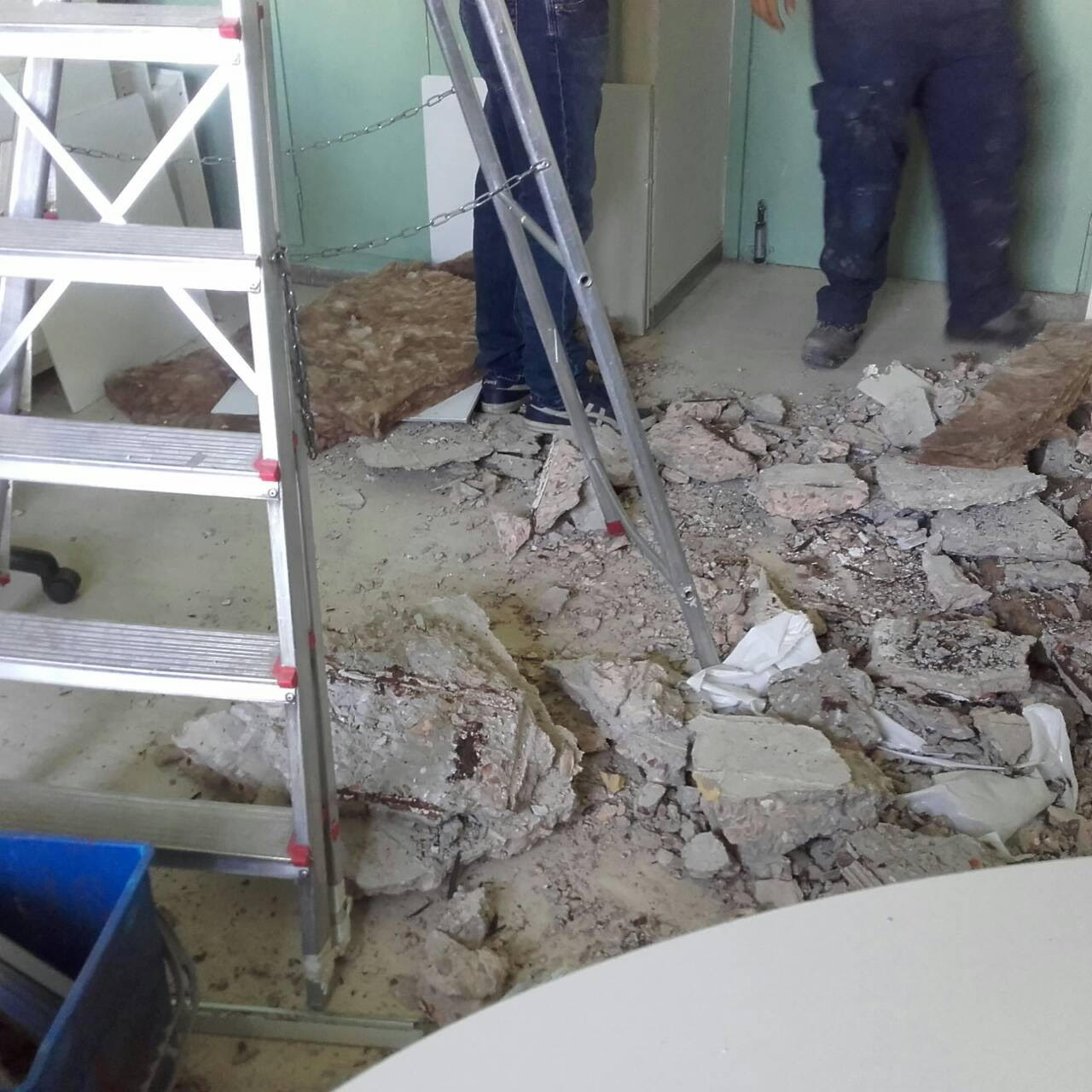 Κατέρρευσε η πλάκα του μπετόν από την οροφή του Κέντρου Δηλητηριάσεων! – Κατά τύχη χωρίς τραυματίες (ΦΩΤΟ)