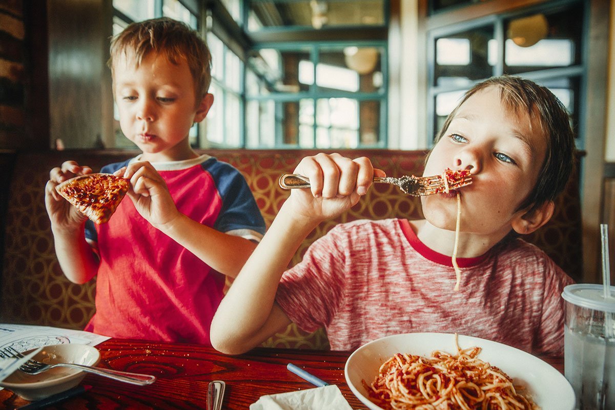 Τρώγοντας έξω με παιδιά: Υπάρχουν υγιεινές επιλογές;