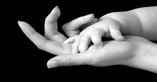 “Άθικτη” η άδεια μητρότητας 6 μηνών. Τι ισχύει με τις γονικές άδειες