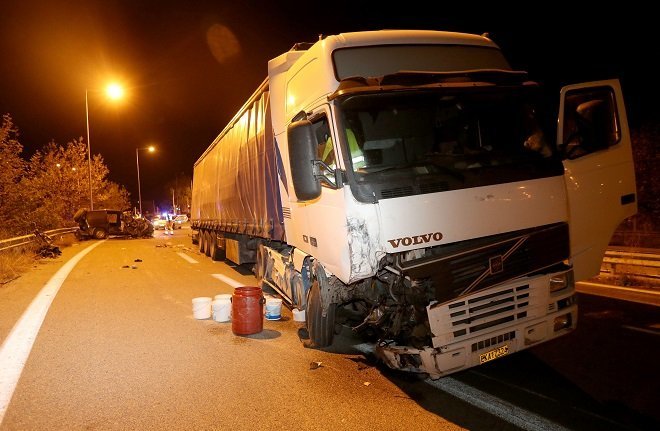 Θεσσαλονίκη: Τετράχρονο κοριτσάκι νεκρό και 28 τραυματίες – 1 στην εντατική – σε σφοδρή σύγκρουση φορτηγού με βαν που μετέφερε πρόσφυγες! (video)