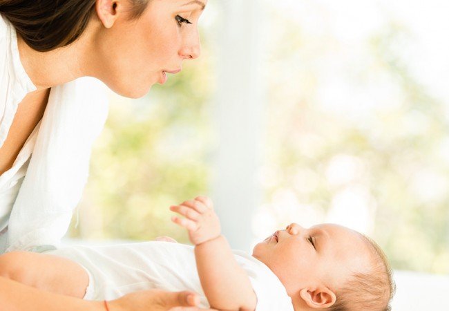 Έρευνα: Γιατί μας έρχεται να … “ζουλήξουμε” ένα χαριτωμένο μωρό;