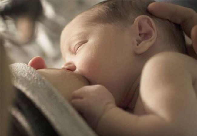 Θηλασμός: Οι γιατροί δεν λένε στις νέες μαμάδες πως μειώνει τον κίνδυνο καρκίνου του μαστού