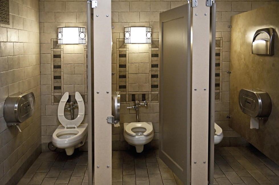 Δημόσιες τουαλέτες: Αυτός είναι είναι ο πιο υγιεινός τρόπος να κάθεστε (βίντεο)