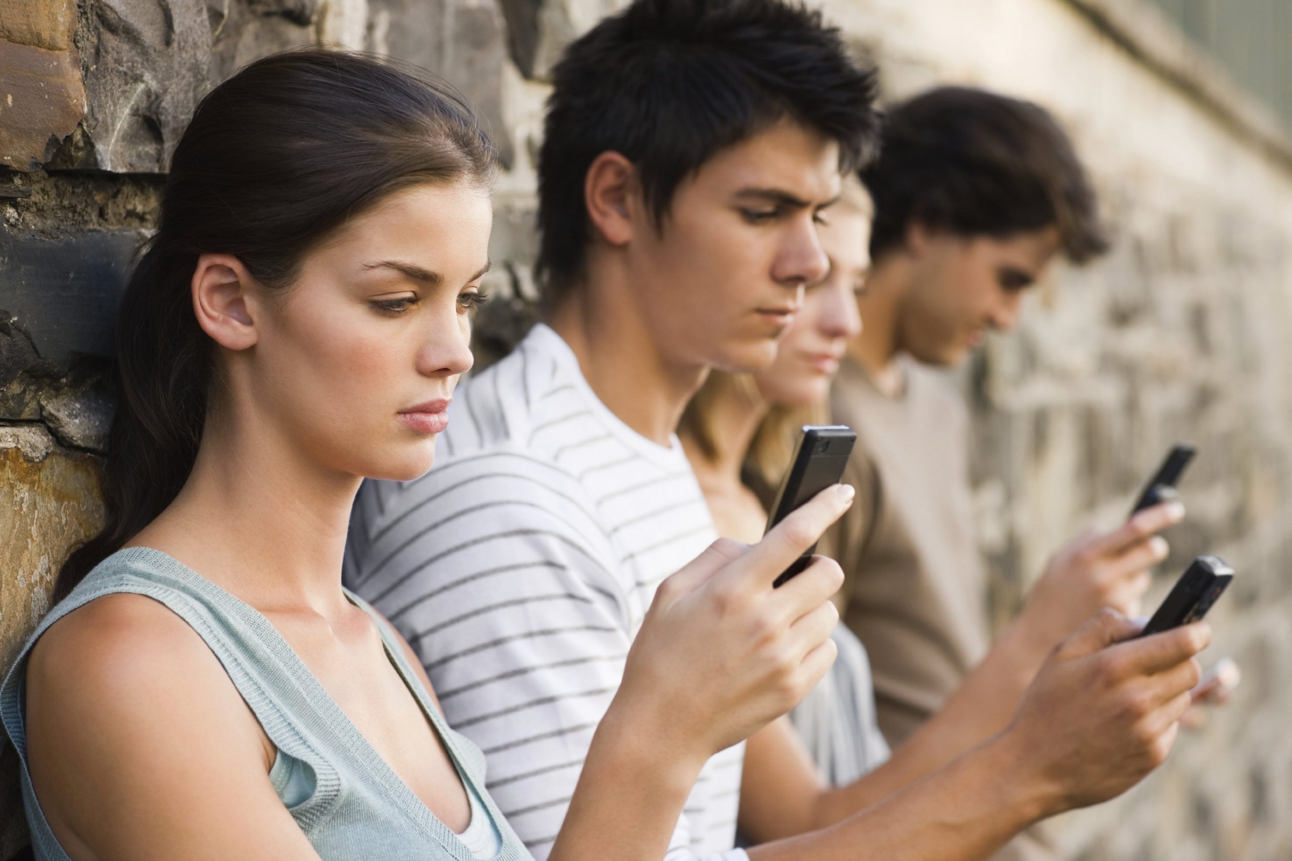 Smartphones: Η κατάχρηση φέρνει άγχος, φόβο και διάσπαση προσοχής
