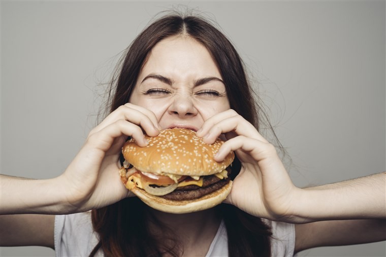 Εθισμός στο φαγητό: Αυτά είναι τα 6 σημάδια