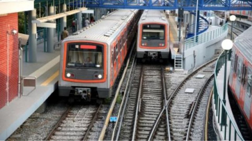 Με ελαφρά τραύματα η γυναίκα η οποία έπεσε στις γραμμές του ΗΣΑΠ, στον Άγιο Ελευθέριο Με ελαφρά τραύματα η γυναίκα η οποία έπεσε στις γραμμές του ΗΣΑΠ, στον Άγιο Ελευθέριο