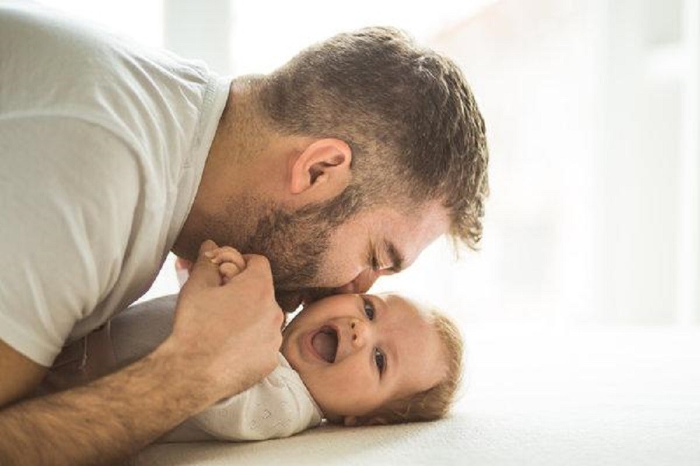 Η ηλικία του άνδρα όταν γίνεται πατέρας επηρεάζει την υγεία του παιδιού
