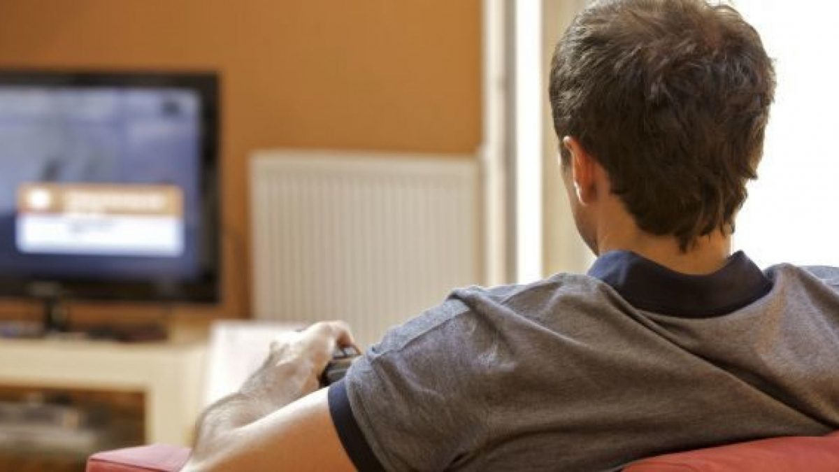 Τηλεόραση: Οι πολλές ώρες βλάπτουν στην μέση ηλικία