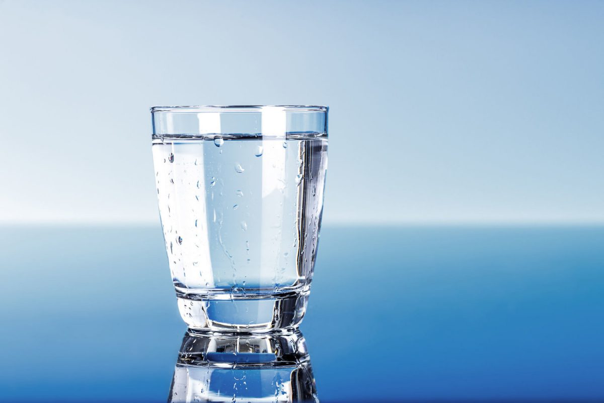 Νερό: Πόσο πρέπει να πίνουμε με την ζέστη