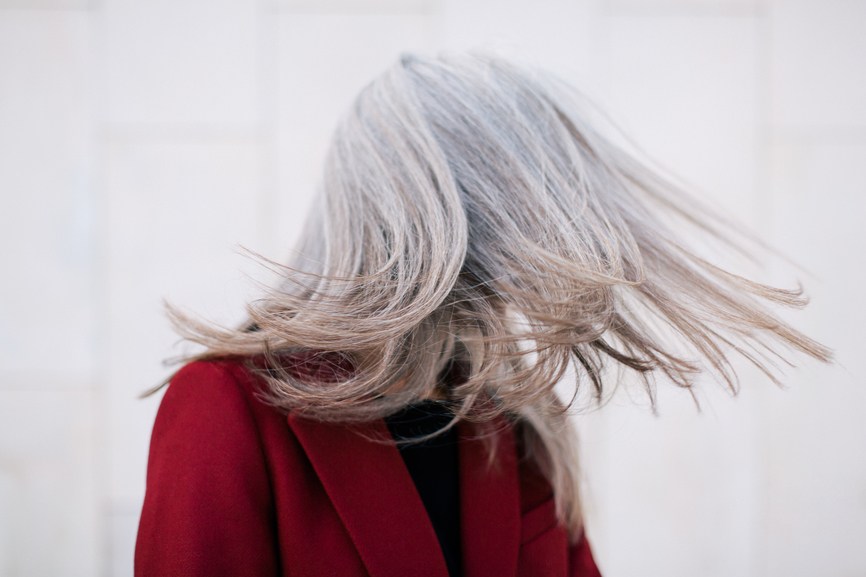 Μαλλιά: Τι σημαίνει όταν γκριζάρουν νωρίς