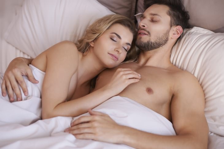 Ύπνος: Αυτοί είναι οι 6 λόγοι για να κοιμηθείτε γυμνοί με τον σύντροφό σας