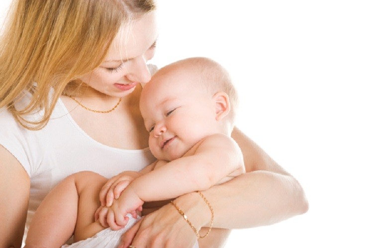 Τι μαρτυρά ο τρόπος που κρατάτε αγκαλιά το μωρό σας για την προσωπικότητά σας