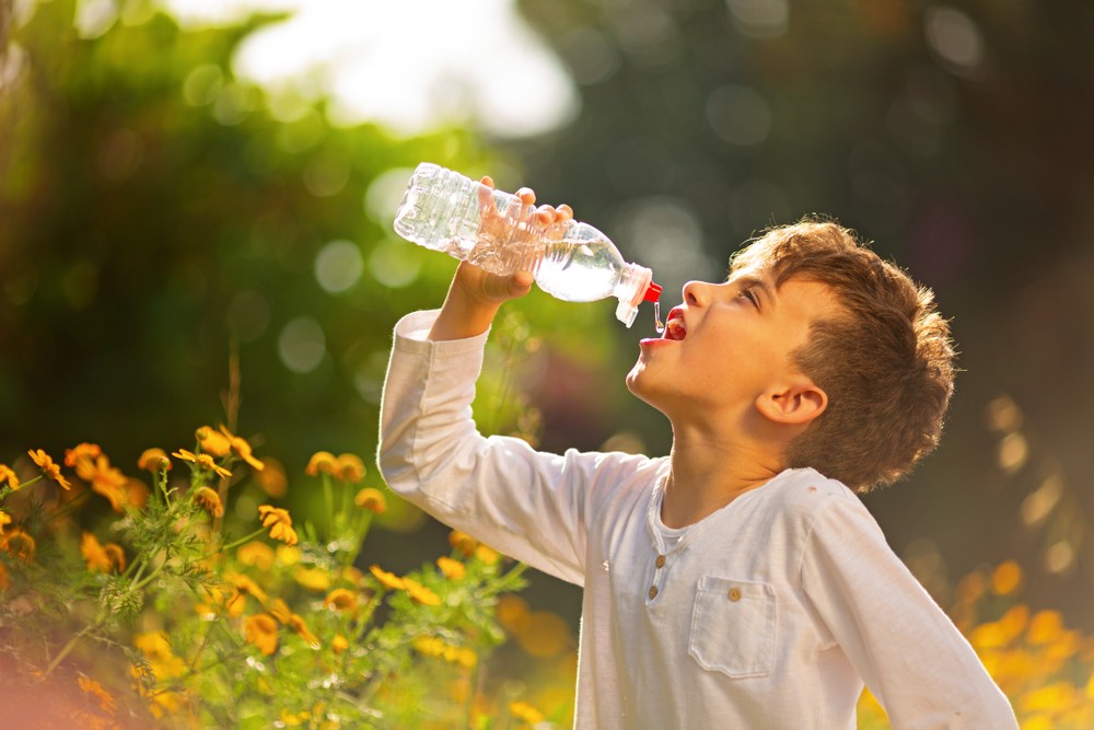 Νερό: Γιατί τα παιδιά πρέπει να πίνουν πολύ