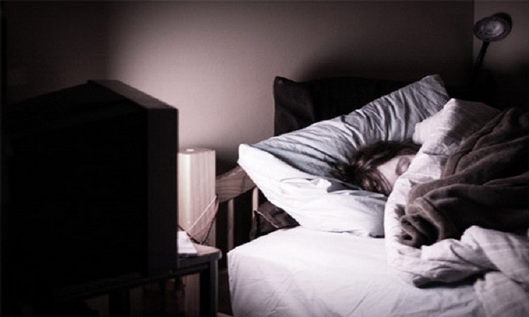 Ύπνος: Γιατί δεν πρέπει να κοιμόμαστε με ανοικτή τηλεόραση