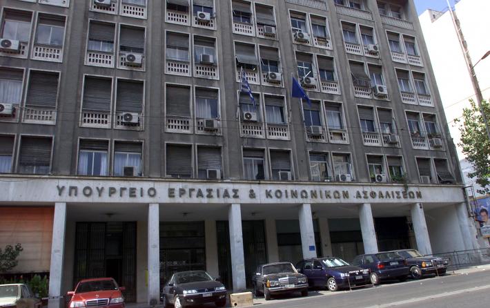 Διευκρινίσεις για τις αποδοχές των αποκλειστικών νοσοκόμων από το υπουργείο Εργασίας