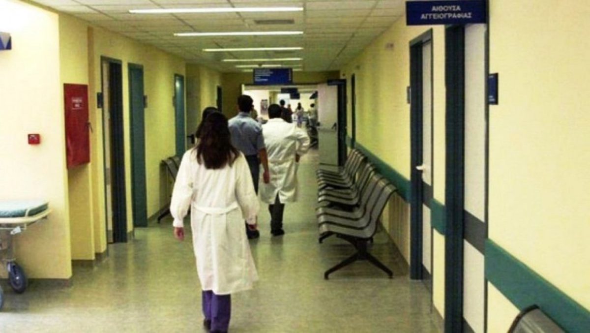 Στο «κόκκινο» τα νοσοκομεία: Ράντζα στους διαδρόμους, πολύωρες αναμονές στα επείγοντα