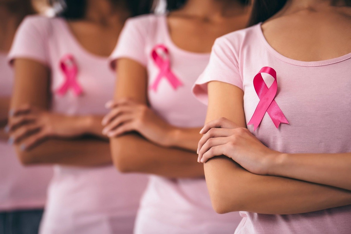 γυναίκες που φορούν την ροζ κορδέλα για να καταπολεμηθεί ο καρκίνος μαστού