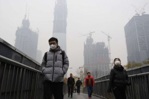 άνθρωποι με μάσκες μέσα στην ατμοσφαιρική ρύπανση μόλυνση