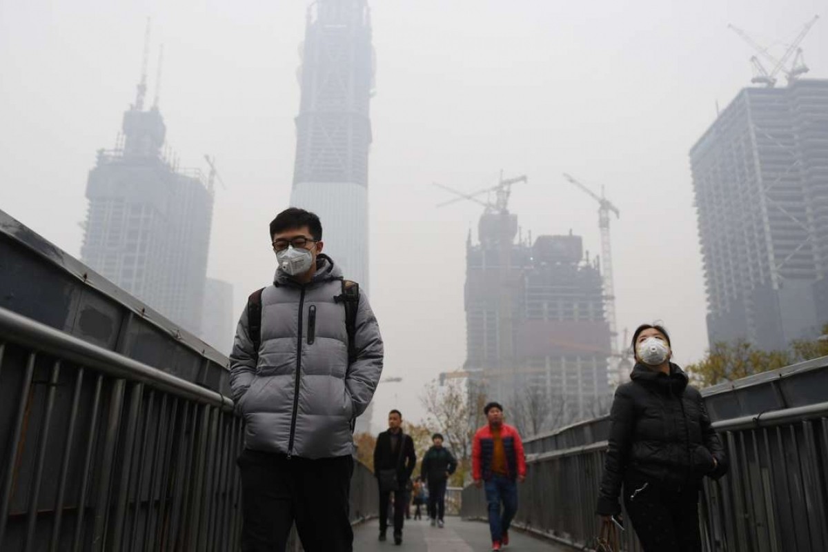 άνθρωποι με μάσκες μέσα στην ατμοσφαιρική ρύπανση μόλυνση