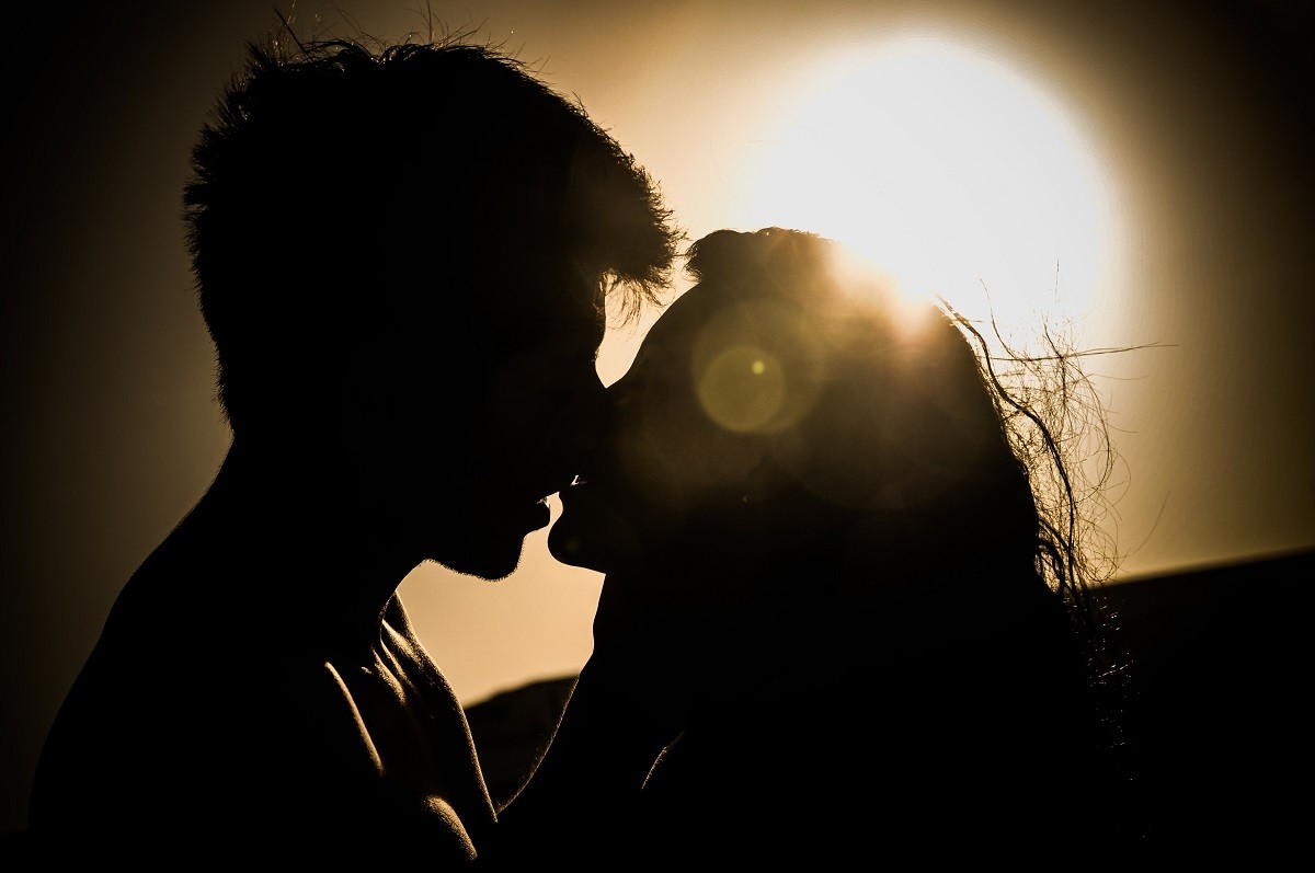 η σκιά ενός ζευγαριού που φιλιέται
