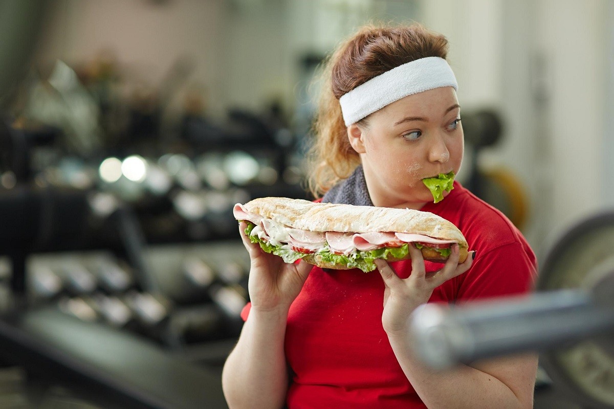 γυναίκα τρώει στο γυμναστήριο