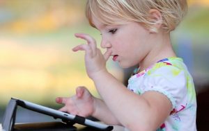 παιδί παίζει με το tablet