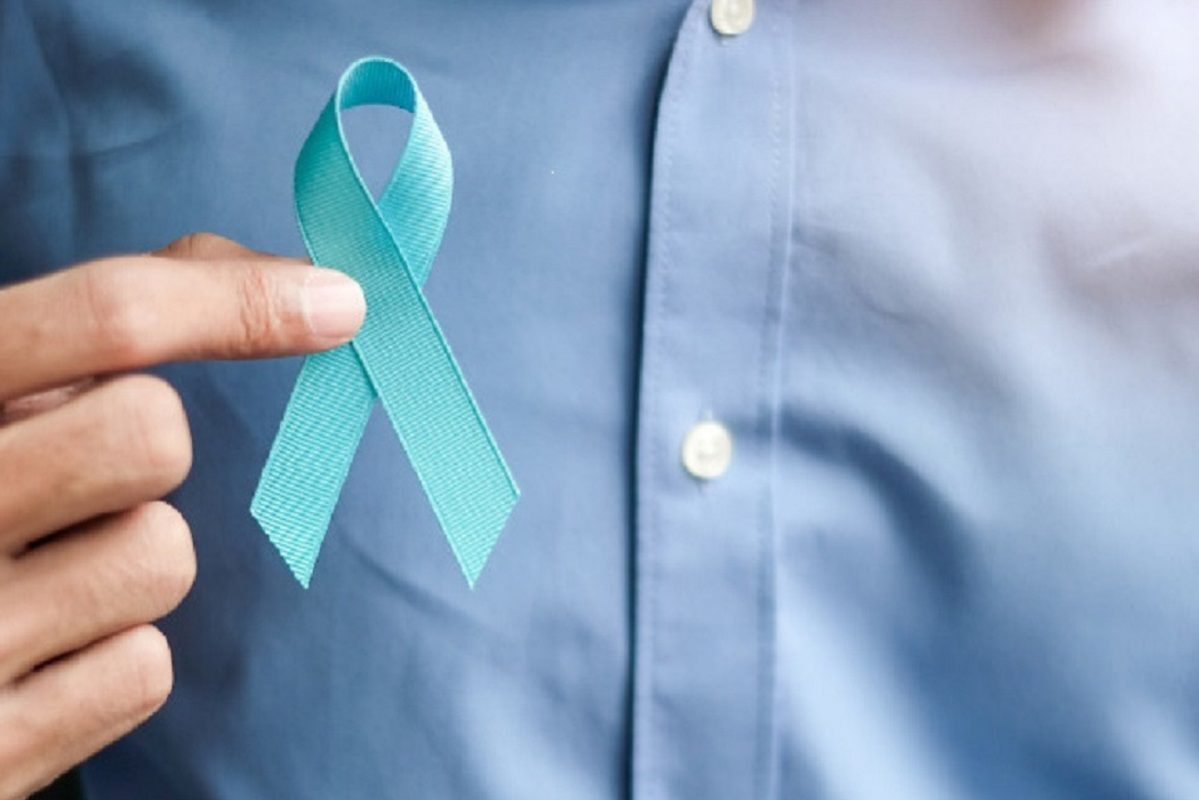 άνδρας με μπλε κορδέλα για καρκίνο του προστάτη