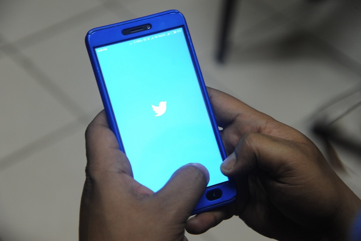 το σήμα του Twitter στην οθόνη ενός κινητού