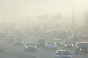 αυτοκίνητα μέσα στην ατμοσφαιρική ρύπανση