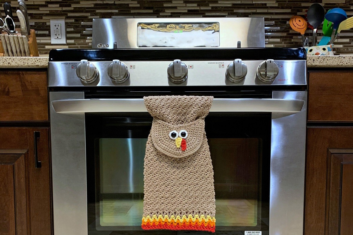 Κουζίνα: Γιατί δεν πρέπει να κρεμάτε την πετσέτα στην χειρολαβή του φούρνου