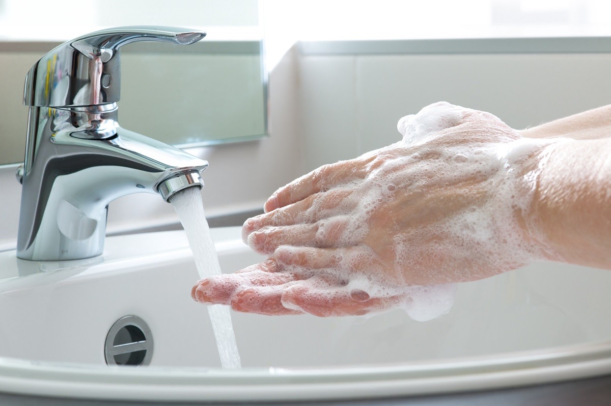 γυναίκα πλένει τα χέρια της