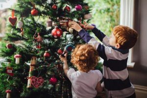 παιδιά στολίζουν το δέντρο για τα Χριστούγεννα